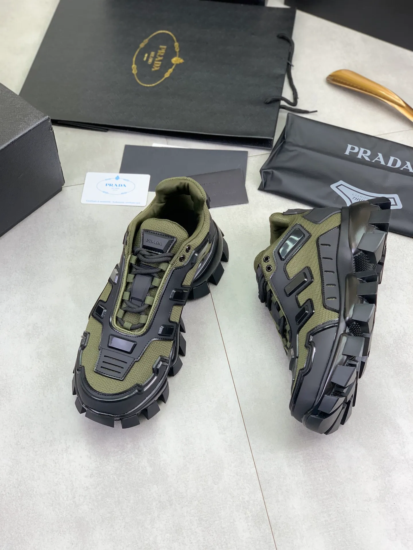 Men's Men's Shoes P660 New Top Version PRADA Prada Dark Punk Martin Rock Tank Mecha Hardcore Fighting Shoes ☑️ A century-old brand, the unique hardcore design has entered the public eye. The tank element is used as the sole design, subverting conventions, breaking the monotony, brightening the overall shape, eye-catching, and achieving a meaningless appearance. With its hard-core styling and metal accessories full of design, it unleashes an unruly punk spirit, interprets a unique and iconic style, and demonstrates the leadership level of its pioneer originator in the field of thick-soled shoes. It is the nirvana darling of major fashion weeks. 📣📣The ultra-light foam outsole solves the problem of bulkiness and is suitable for those who know the difference. ✅Fabric: Original splicing design and production ✅Inner: Original lining➕Cow leather insole. ✅Original foam combination outsole with 8cm heel height and super light weight. ✅Code number: Female 35-39 (40 is customized and non-refundable) Male 39-45 (46 and 47 are customized and non-refundable) Full package at the counter